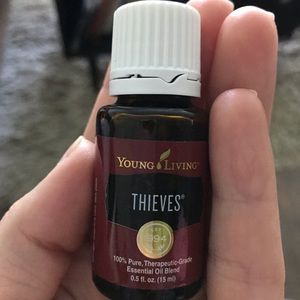 Young Living Essential Oil - Thieves